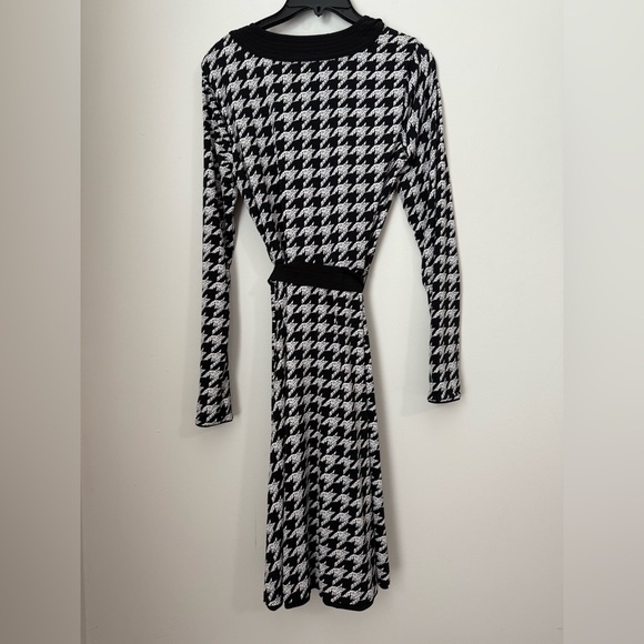 NEW White House Black Market Reversible A-Line Wrap Dress Size 8 Black White - Picture 10 of 14